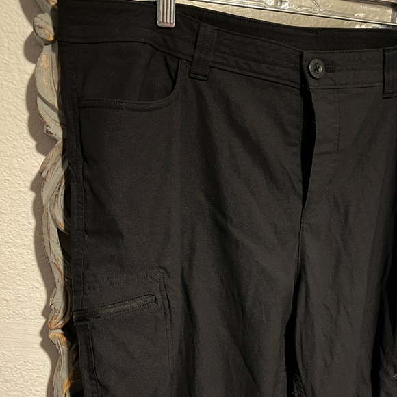 Women’s Black Eddie Bauer First Ascent Button Fly Crop Pants Size 18 Convertible - Picture 7 of 8